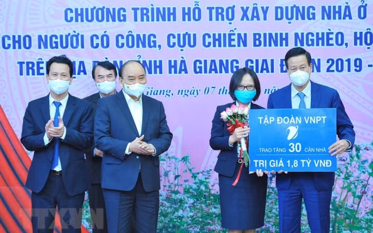 Các tập đoàn, doanh nghiệp ủng hộ chương trình hỗ trợ xây dựng nhà ở cho người có công, cựu chiến binh nghèo, hộ nghèo trên địa bàn tỉnh Hà Giang. (Ảnh: Minh Đức/TTXVN)