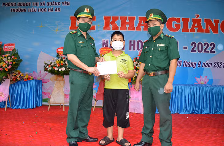 Lãnh đạo Đồn BPCKC Hòn Gai tặng quà cho em Vũ Minh Long, học sinh lớp 5C, Trường Tiểu học Hà An (TX Quảng Yên), được đơn vị nhận đỡ đầu trong chương trình 
