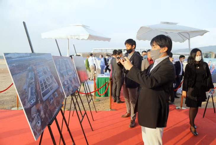 Các doanh nghiệp, nhà đầu tư Nhật Bản tìm hiểu về hạ tầng các khu công nghiệp trên địa bàn tỉnh Quảng Ninh.