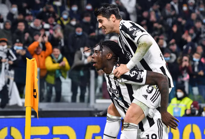 Morata (số 9) chia vui với Kean sau khi đồng đội đàn em mở tỷ số cho Juventus ở cuối hiệp một trận đấu tại Allianz Arena hôm 21/12. Ảnh: ANSA