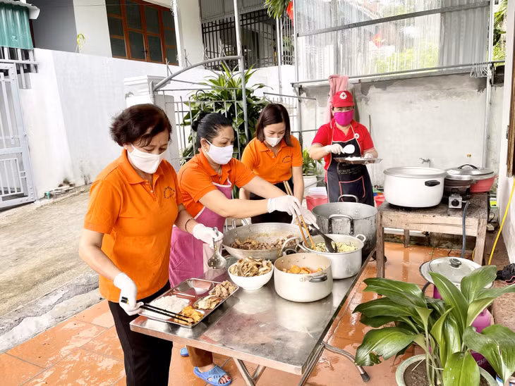 Tổ nấu cơm từ thiện của Hội LHPN xã Đông Xá (huyện Vân Đồn) phục vụ cán bộ, nhân viên khu cách ly.