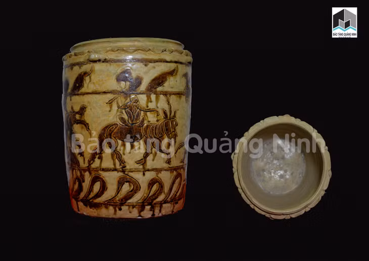 Thạp gốm hoa nâu thời Trần, thế kỷ 13-14.