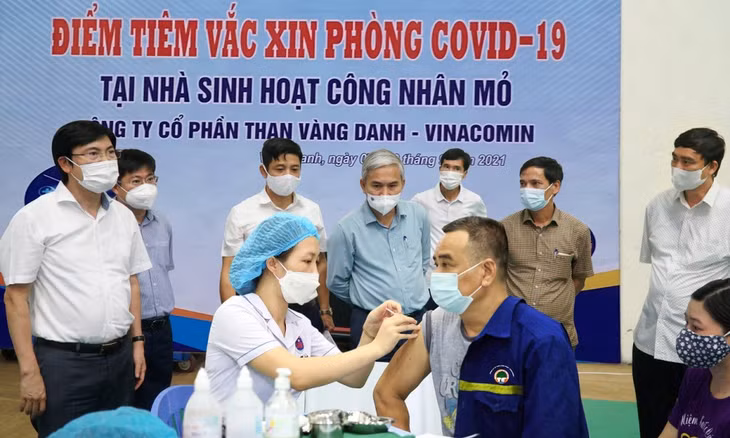 Sau dịp nghỉ Tết Dương lịch, các đơn vị ngành Than sẽ tổ chức tiêm vắc-xin phòng Covid-19 mũi 3 cho toàn bộ công nhân. (Ảnh: Công ty CP Than Vàng Danh tiêm vắc-xin phòng Covid-19 mũi 2 cho công nhân)