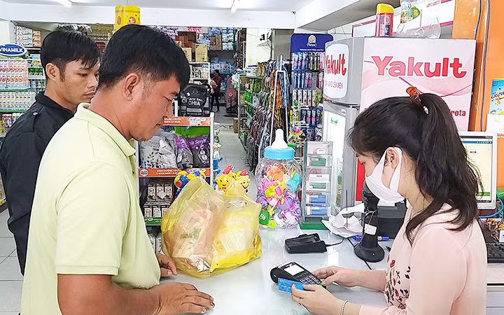 Thanh toán qua thẻ ngân hàng ngày càng được nhiều người dân lựa chọn sử dụng.