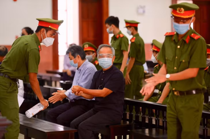 Các bị cáo trước khi nghe tuyên án.