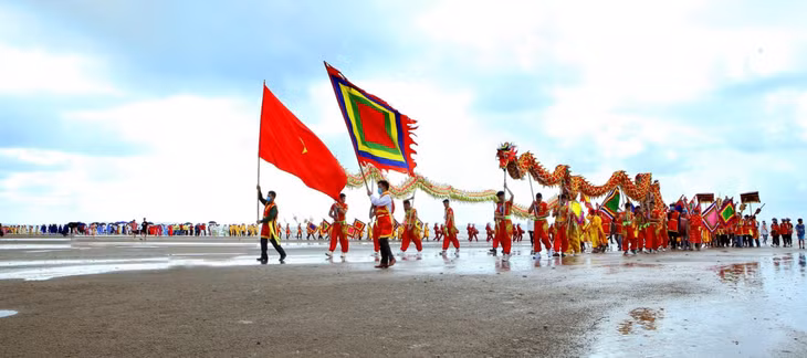 Tác phẩm “Lễ hội cửa biển” của tác giả Vũ Văn Thành