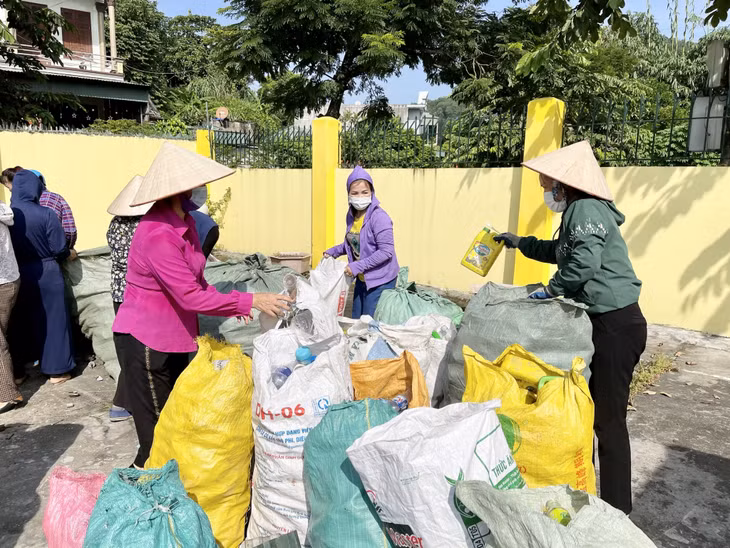 Hội LHPN phường Mông Dương (TP Cẩm Phả) thu gom rác thải, bảo vệ môi trường.
