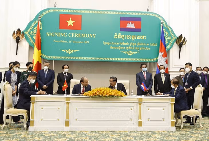 Chủ tịch nước Nguyễn Xuân Phúc và Thủ tướng Campuchia Samdech Techo Hun Sen chứng kiến lễ ký kết và trao đổi nhiều văn kiện hợp tác giữa hai nước. Ảnh: TTXVN