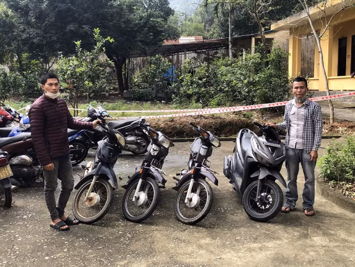 2 đối tượng và tang vật vụ trộm.