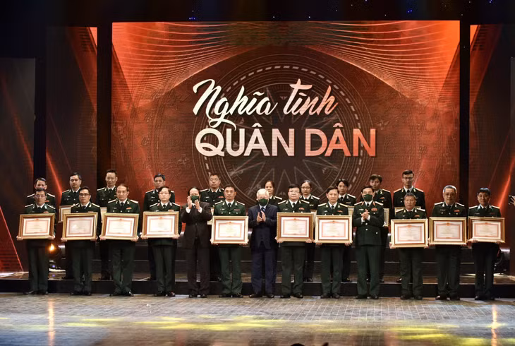 Đảng và Nhà nước tặng phần thưởng cao quý cho các điển hình tiên tiến của Quân đội Nhân dân Việt Nam trong phòng, chống dịch COVID-19. Ảnh VGP/Nhật Bắc
