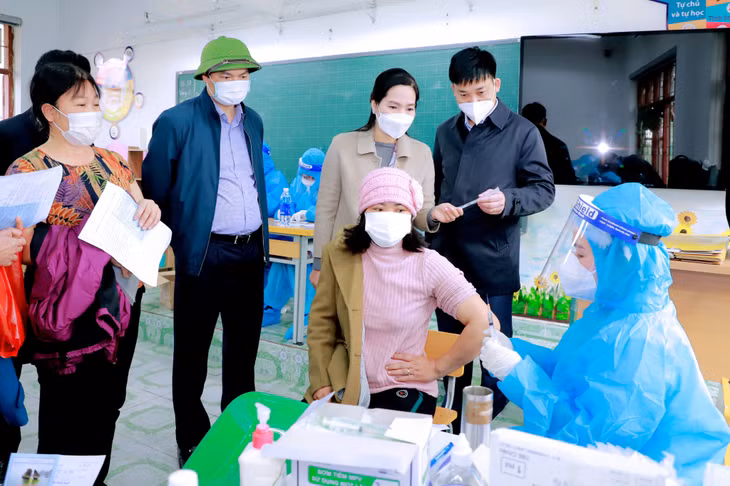 Đồng chí Phó Chủ tịch UBND tỉnh chỉ đạo TX Đông Triều bố trí quy trình tổ chức tiêm chủng một cách khoa học, hợp lý