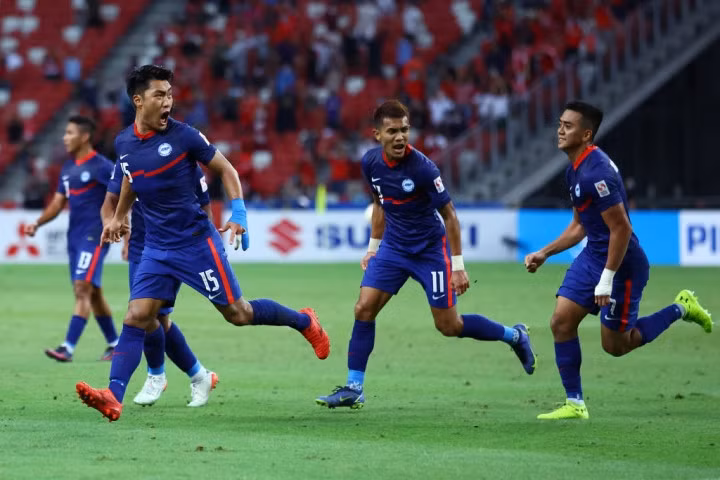 Singapore suýt đánh bại Indonesia trong thế 9 người đấu 11.