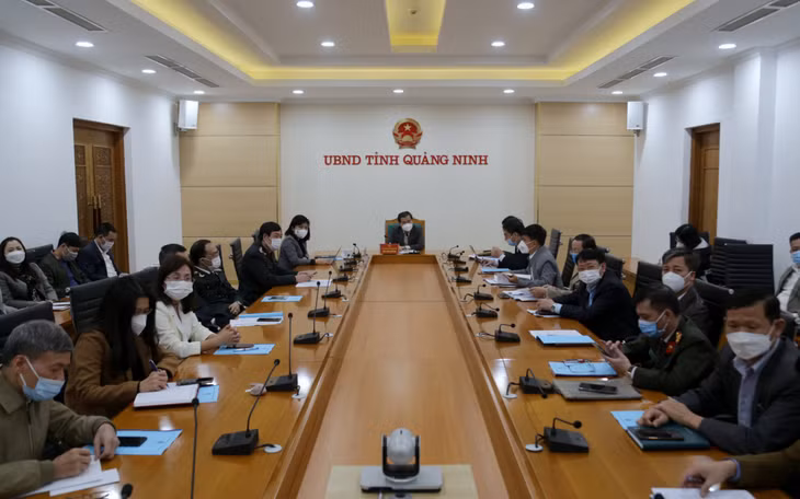Phó Chủ tịch UBND tỉnh Bùi Văn Khắng cùng đại diện lãnh đạo các sở, ngành liên quan dự hội nghị tại điểm cầu UBND tỉnh Quảng Ninh.