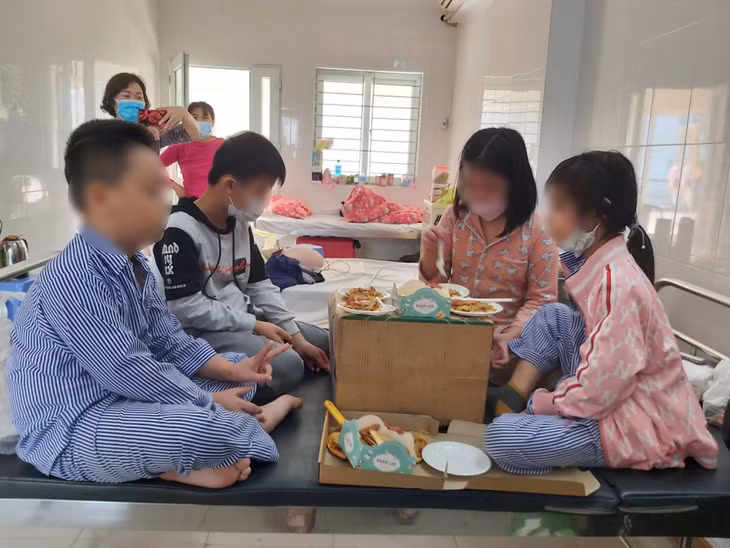 Các bệnh nhân nhỏ liên hoan bánh do các bạn cùng lớp gửi đến vào đêm Noel.