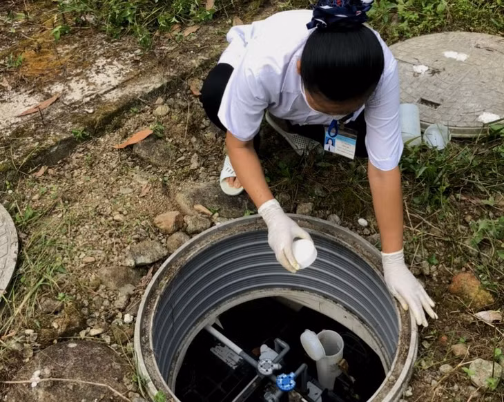 Nhân viên Trạm Y tế xã Quảng Sơn cho vi sinh vào hệ thống xử lý chất thải lỏng y tế của Trạm.