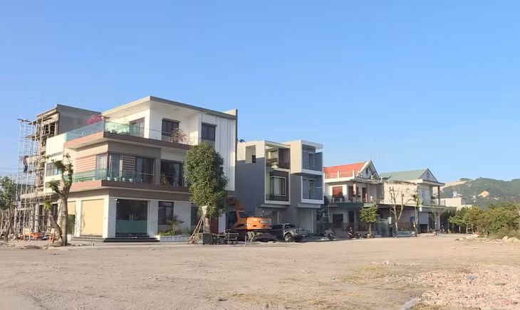Những hộ xây nhà ở phải tự làm đường, điện, nước với chi phí cao.