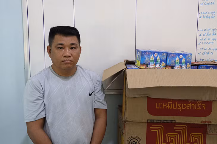 Tên Hải cùng tang vật.