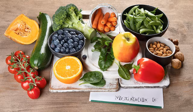 Người mắc bệnh gút nên lựa chọn thực phẩm giàu vitamin C.