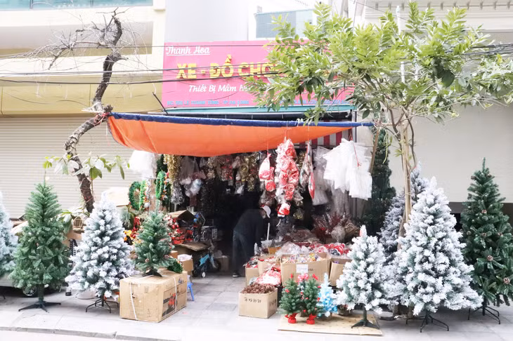 Dọc các tuyến đường được bày bán rất nhiều đồ trang trí Noel.