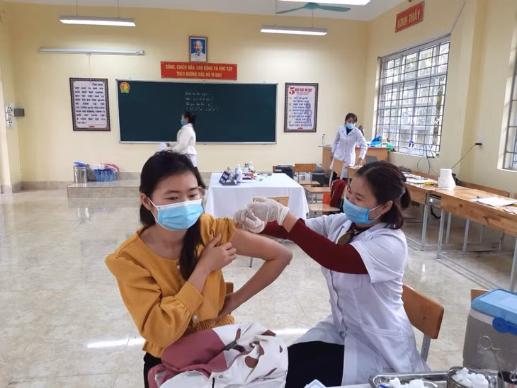 Chiến dịch tiêm chủng vắc-xin phòng Covid-19 diện rộng mũi 3 triển khai tại xã Quảng Sơn, huyện Hải Hà.