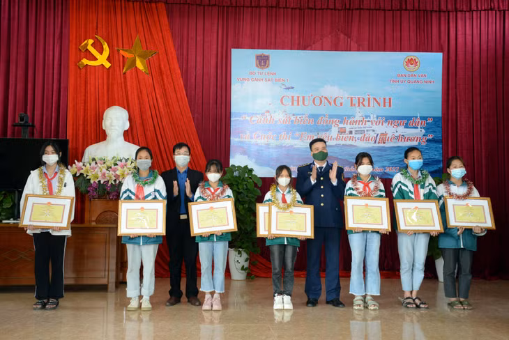 Trao giải cho các em học sinh trong cuộc thi Em yêu biển đảo quê hương.