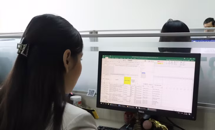 Cán bộ Cục Thuế tỉnh rà soát, phân loại đối tượng nộp thuế.