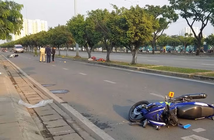 Sau va chạm 2 xe gắn văng xa cách nhau hơn 50m.