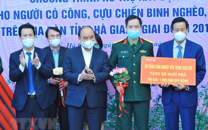 Các tập đoàn, doanh nghiệp ủng hộ chương trình hỗ trợ xây dựng nhà ở cho người có công, cựu chiến binh nghèo, hộ nghèo trên địa bàn tỉnh Hà Giang. (Ảnh: Minh Đức/TTXVN)