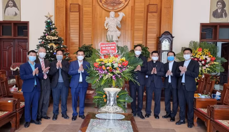 Lãnh đạo Ủy ban MTTQ tỉnh Quảng Ninh chúc mừng Giáo phận Hải Phòng.