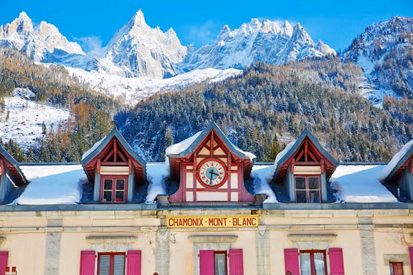 Thành phố đặc biệt nổi tiếng nhờ đỉnh núi Mont Blanc cao 4.810m thu hút rất nhiều du khách, nhà leo núi thám hiểm trên khắp thế giới.