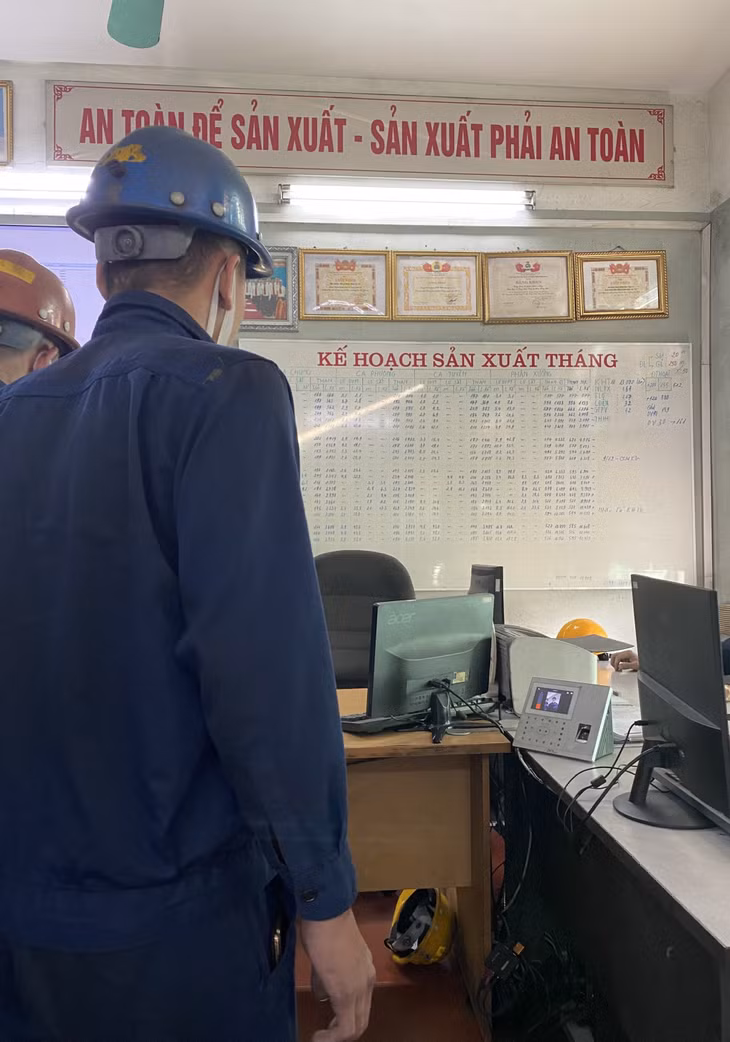 Công nhân Phân xưởng K21, Công ty Than Uông Bí - TKV điểm danh với thiết bị nhận diện khuôn mặt và vân tay.