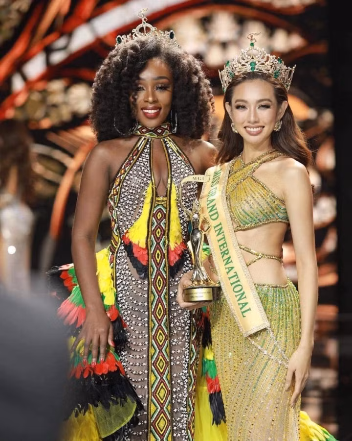 Thuỳ Tiên rạng rỡ bên Miss Grand International 2020 Abena Appiah trong đêm đăng quang.