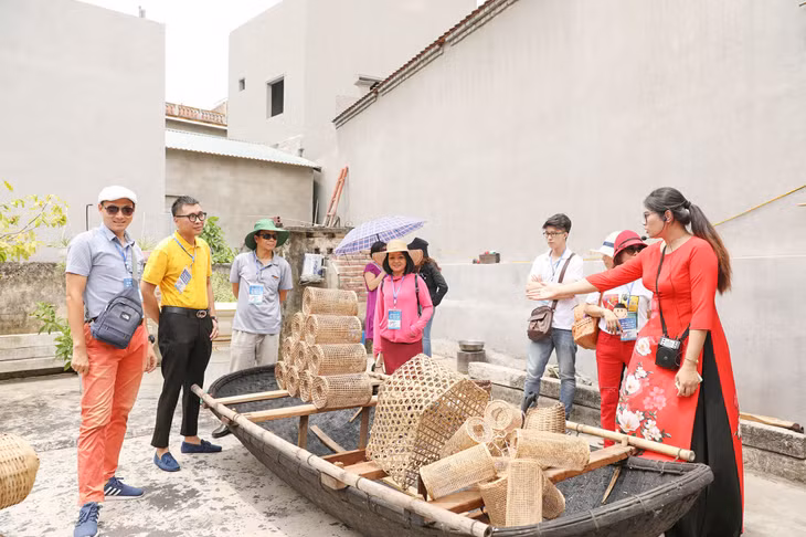 Khách du lịch tham quan, trải nghiệm tại làng nghề đan ngư cụ truyền thống Hưng Học (TX Quảng Yên), tháng 7/2020. Ảnh: Hoài Anh