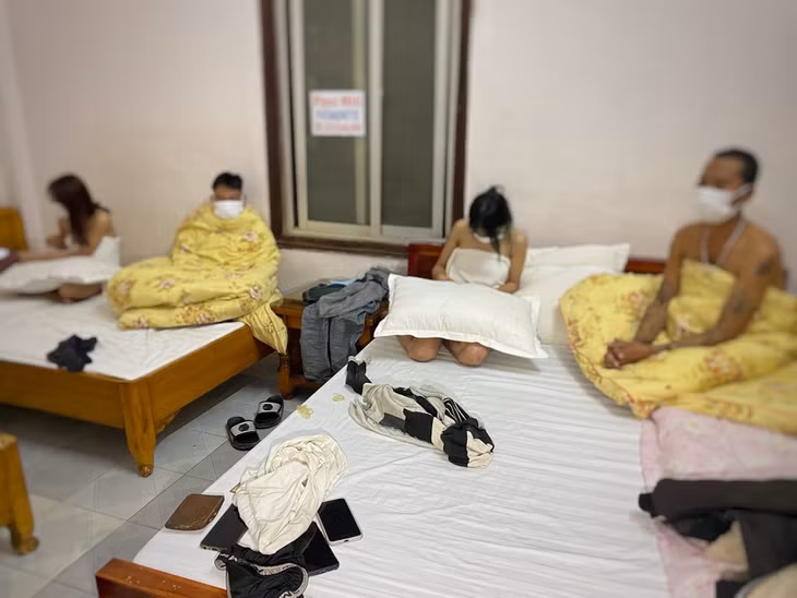 Cảnh sát bắt quả tang nhóm người mua bán dâm. Ảnh: Thanh Tuấn.