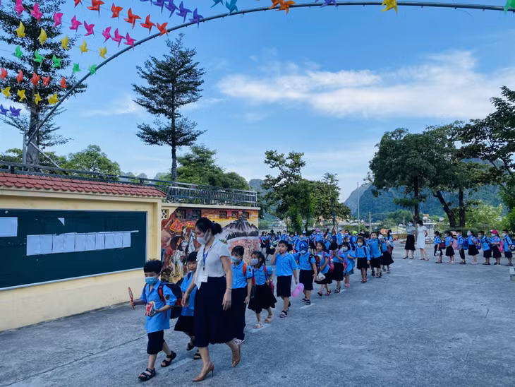Học sinh Trường Tiểu học Trần Quốc Toản (TP Hạ Long) xếp hàng di chuyển ra cổng trường sau giờ tan học để đảm bảo trật tự ATGT.