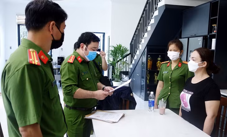 Cơ quan CSĐT Công an tỉnh An Giang tống đạt quyết định khởi tố bị can, thực hiện lệnh bắt tạm giam đối với Lê Thị Thủy.