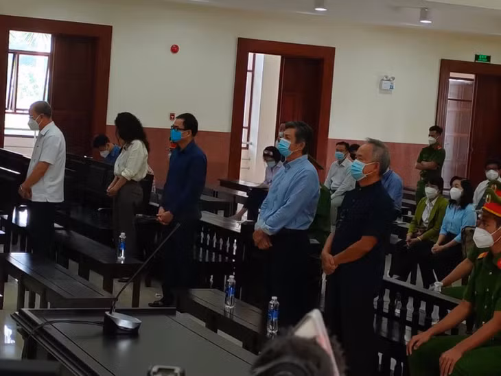 Các bị cáo đang nghe tuyên án.