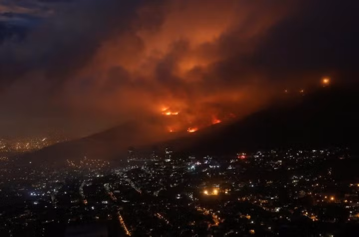Đám cháy rừng bùng phát trên sườn Núi Bàn, nhìn từ thành phố Cape Town, Nam Phi, ngày 19/4/2021.