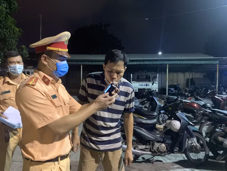Cán bộ Đội CSGT số 2 (Phòng CSGT đường bộ, đường sắt, Công an tỉnh) kiểm tra nồng độ cồn người điều khiển phương tiện tham gia giao thông.
