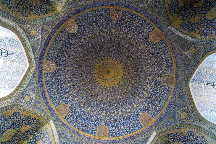 Nhà cai trị Safavid vĩ đại đã đưa hàng trăm nghệ nhân Trung Quốc đến Isfahan. Nhà thờ Hồi giáo Shah có lẽ là thành tựu kiến trúc vĩ đại nhất trong thời kỳ này.