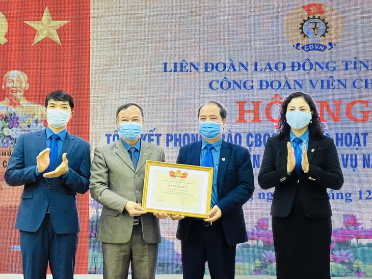 Đồng chí Đỗ Cao Thượng, Phó Chủ tịch Thường trực LĐLĐ tỉnh trao tặng bằng khen cho Công đoàn Viên chức tỉnh.