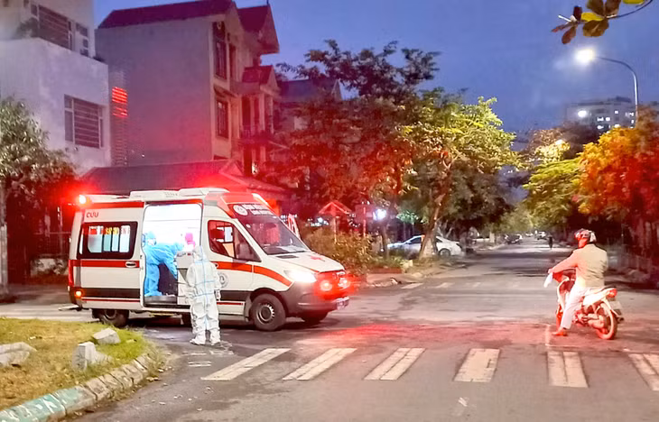 Xe chuyên dụng chở bệnh nhân SARS-CoV-2 đi cách ly tại Bệnh viện số 2.