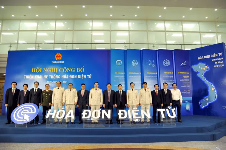 Phó Thủ tướng Lê Minh Khái cùng các đại biểu dự Hội nghị trực tuyến công bố triển khai hệ thống hóa đơn điện tử. Ảnh VGP