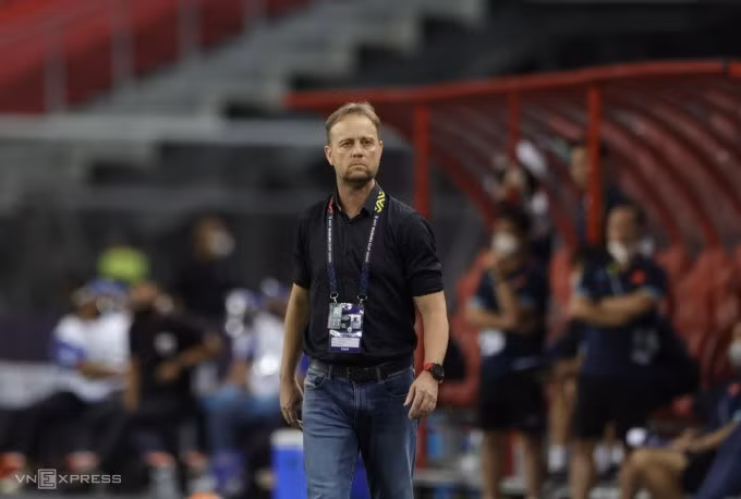 HLV Alexandre Polking trong trận bán kết lượt về AFF Cup 2020 với Việt Nam trên sân vận động quốc gia Singapore ngày 26/12. Ảnh: Leo Shengwei