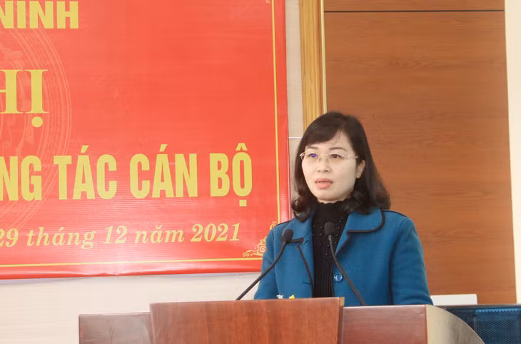 Đồng chí Trịnh Thị Minh Thanh, Phó Bí thư Tỉnh ủy, phát biểu giao nhiệm vụ cho 2 đồng chí được nhận công tác tại huyện Cô Tô.