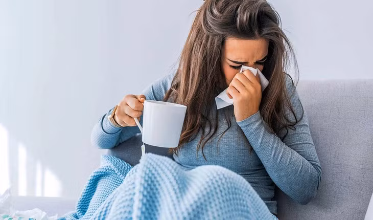 Sổ mũi, ho là triệu chứng phổ biến ở người nhiễm biến chủng Omicron. Ảnh: Gavi.