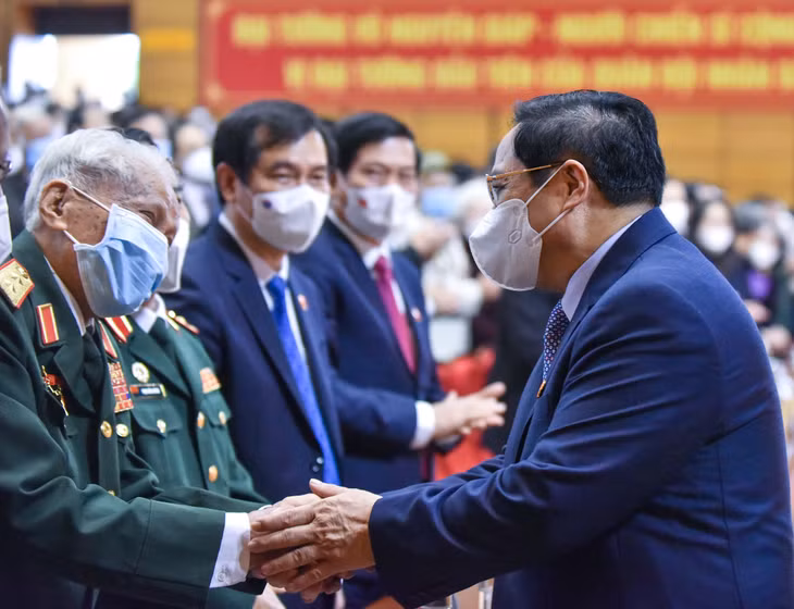 Thủ tướng thăm hỏi sức khoẻ Anh hùng lực lượng vũ trang, Trung tướng Nguyễn Quốc Thước, một người bạn chiến đấu, người đồng chí của Đại tướng Võ Nguyên Giáp. Ảnh: VGP/Nhật Bắc