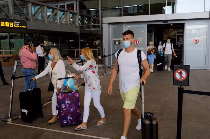 Du khách tới Tây Ban Nha hồi tháng 7/2021 (Ảnh: REUTERS)