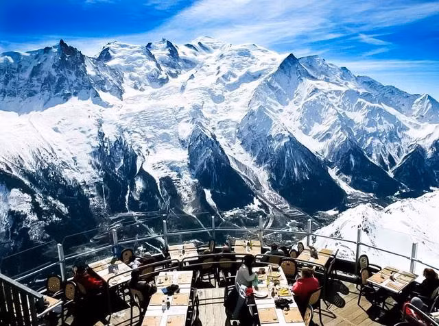 Là thành phố du lịch nhộn nhịp, ẩm thực ở Chamonix khá đa dạng từ các nhà hàng thức ăn nhanh với pizza, hamburger, xúc xích, phô mai… đến các nhà hàng phục vụ các món ăn theo phong cách Ý, Thụy Điển… và cả Trung Quốc.