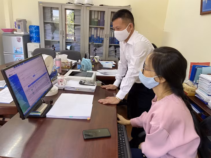 Cán bộ Chi cục Thuế TX Đông Triều trực tiếp hướng dẫn, kiểm tra việc áp dụng HĐĐT cho nhân viên kế toán HTX An Việt.